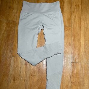 Leggings with texture and buttocks support.